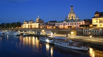 Der historische Schaufelraddampfer «Dresden» und die Salonschiffe der Sächsischen Dampfschifffahrt. Foto: Robert Michael/dpa-Zentralbild/dpa/Archivbild