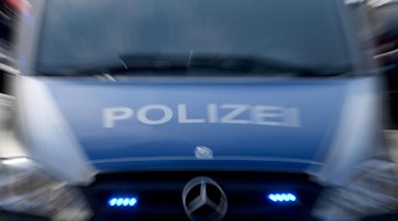 Ein Polizeiwagen mit eingeschaltetem Blaulicht. Foto: Carsten Rehder/dpa/Symbolbild