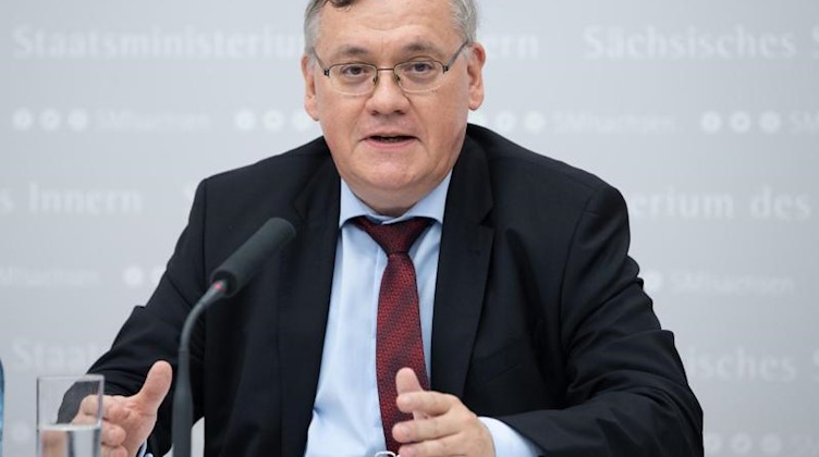 Dirk-Martin Christian nimmt an einer Pressekonferenz teil. Foto: Sebastian Kahnert/dpa-Zentralbild/dpa/Archivbild