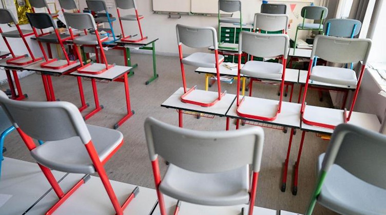 Stühle stehen in einer Schule auf den Tischen. Foto: Kay Nietfeld/dpa/Archivbild