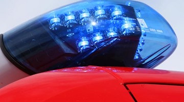 Ein leuchtendes LED-Blaulicht der Feuerwehr. Foto: Stephan Jansen/dpa/Symbolbild