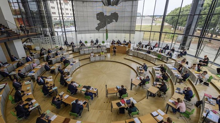 Blick in den Plenarsaal während einer Sitzung des Sächsischen Landtages. Foto: Robert Michael/dpa-Zentralbild/dpa