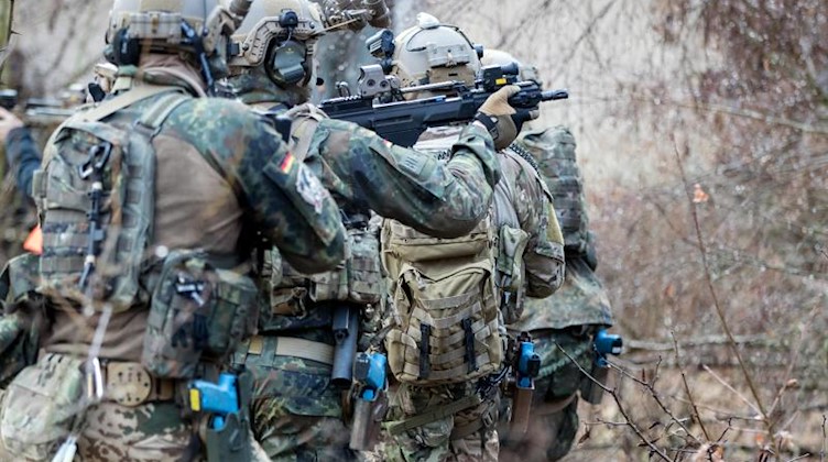 Bundeswehrsoldaten der Eliteeinheit KSK trainieren den Häuserkampf und eine Geiselbefreiung. Foto: Kay Nietfeld/dpa
