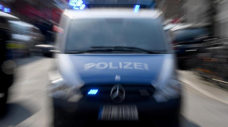 Ein Polizeiwagen mit eingeschaltetem Blauchlicht. Foto: Carsten Rehder/dpa/Symbolbild