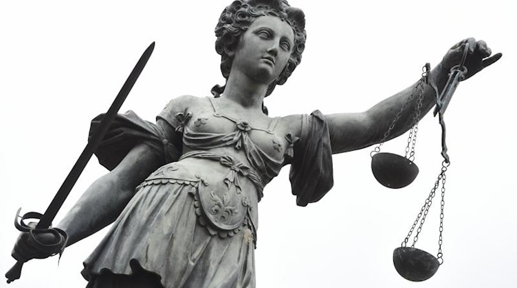 Eine Bronzeplastik der römischen Göttin der Gerechtigkeit, Justitia. Foto: picture alliance/dpa/Symbolbild