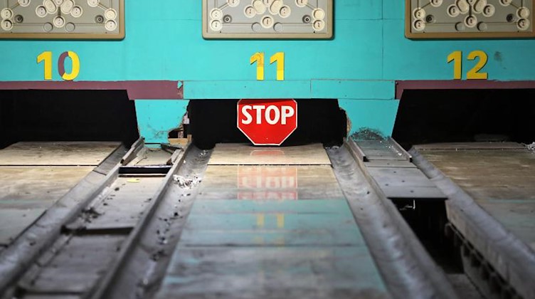 Ein Stoppschild liegt auf einer alten Bowlingbahn im Bowlingtreff Leipzig. Foto: Jan Woitas/dpa-Zentralbild/dpa/Archivbild