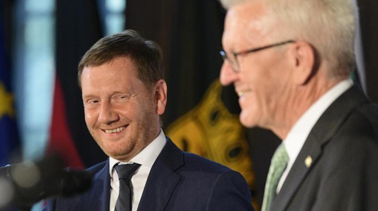 Die Ministerpräsidenten Michael Kretschmer (CDU, l.) und Winfried Kretschmann (Grüne). Foto: Robert Michael/dpa-Zentralbild/dpa