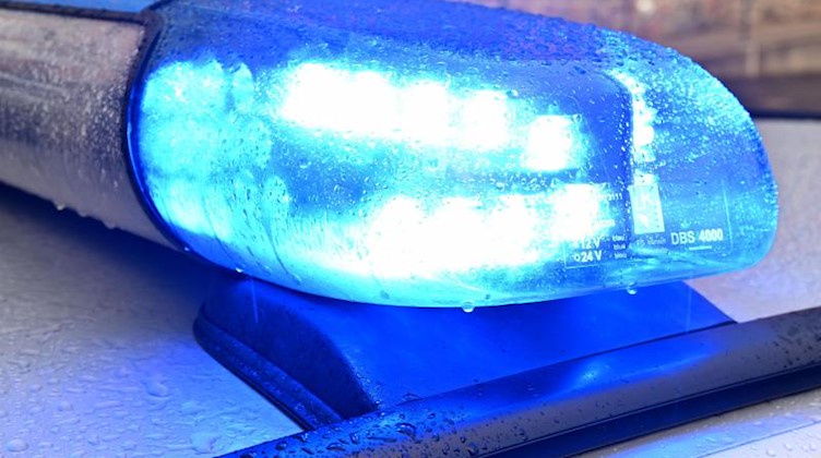 Ein Streifenwagen mit eingeschaltetem Blaulicht. Foto: Carsten Rehder/dpa/Symbolbild