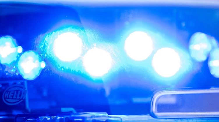 Ein Blaulicht leuchtet an einer Polizeistreife. Foto: Lino Mirgeler/dpa/Symbolbild