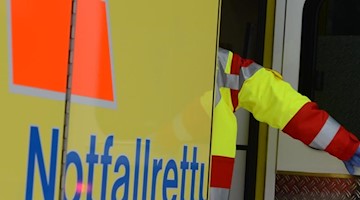 Ein Rettungsassistent steigt in einen Rettungswagen. Foto: Jens Kalaene/zb/dpa