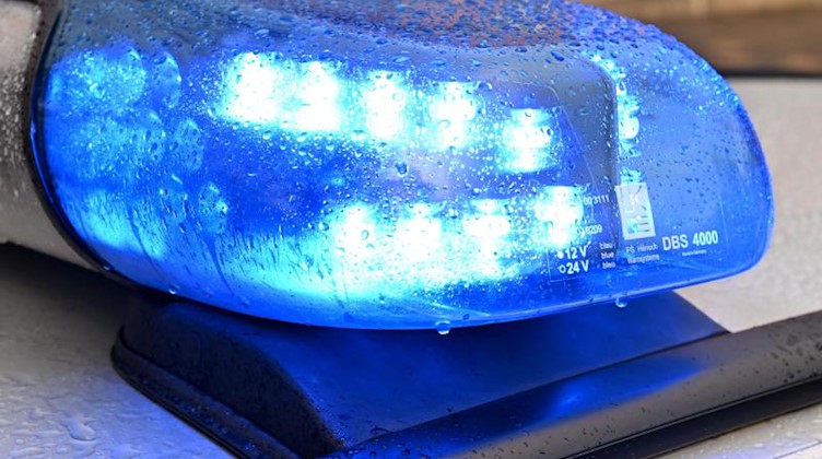 Ein Streifenwagen der Polizei steht mit eingeschaltetem Blaulicht. Foto: Carsten Rehder/dpa