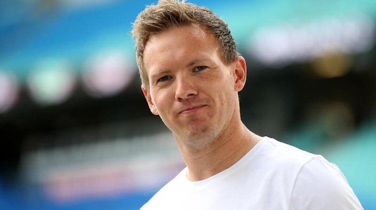 Julian Nagelsmann, Trainer von Leipzig, geht durch das Stadion vor Spielbeginn. Foto: Alexander Hassenstein/Getty Images Europe/Pool/dpa