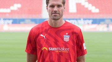 Spieler Ronny König steht am Spielfeldrand. Foto: Sebastian Kahnert/dpa-Zentralbild/dpa/Archivbild