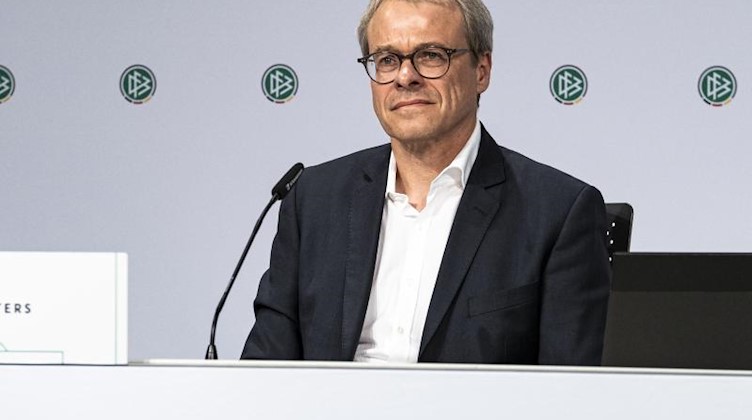 Peter Peters, DFB-Vizepräsident, spricht bei einer Pressekonferenz. Foto: Thomas Böcker/DFB/dpa/Archivbild