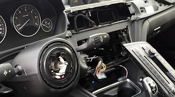 Blick in den Innenraum eines Pkw der Marke BMW nach einem Einbruch und Diebstahl der Elektronik wie Navigation, Lenkrad, und Airbag. Foto: Andrea Löbbecke/dpa/Archiv