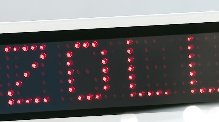 Der Schriftzug "Zoll" auf der LED-Anzeige auf dem Dach eines Einsatzfahrzeugs des Zolls. Foto: picture alliance / Christophe Gateau/dpa/Illustration