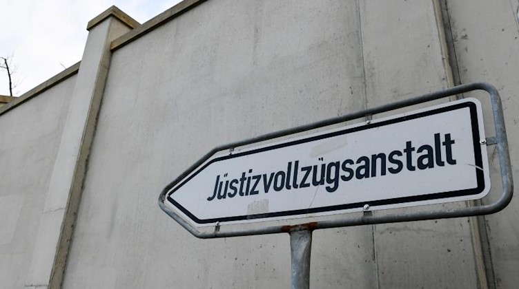 Ein Schild «Justizvollzugsanstalt» im Hammerweg im Stadtteil Albertstadt. Foto: Jens Kalaene/dpa-Zentralbild/dpa