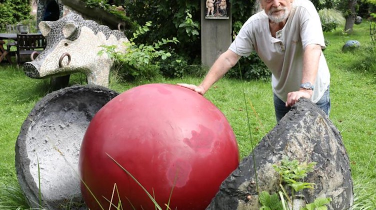 Franz Poppe, Keramiker und Kunsthandwerker, steht in seinem Skulpturengarten. Foto: Bernd Wüstneck/dpa-Zentralbild/dpa