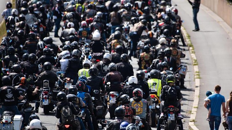 Tausende Motorradfahrer fahren geschlossen in Kolonnenfahrt. Foto: Nicolas Armer/dpa/Archivbild