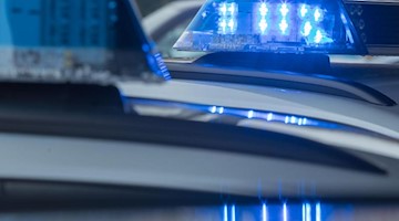 Blaulicht leuchtet auf dem Dach eines Streifenwagens der Polizei auf. Foto: Jens Büttner/dpa-Zentralbild/dpa/Symbolbild