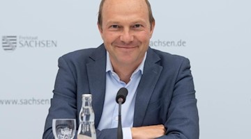 Sachsens Forstminister Wolfram Günther (Grüne) nimmt an einer Pressekonferenz teil. Foto: Sebastian Kahnert/dpa-Zentralbild/dpa/Archivbild