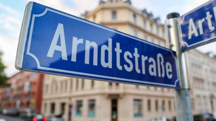 Das Straßenschild der Arndtstraße. Foto: Jan Woitas/dpa-Zentralbild/dpa/Archivbild