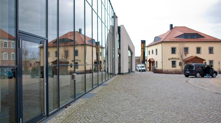 Die Glasfassade des Deutsch-Sorbischen Volkstheaters in Bautzen. Foto: Oliver Killig/dpa-Zentralbild/dpa/Archivbild