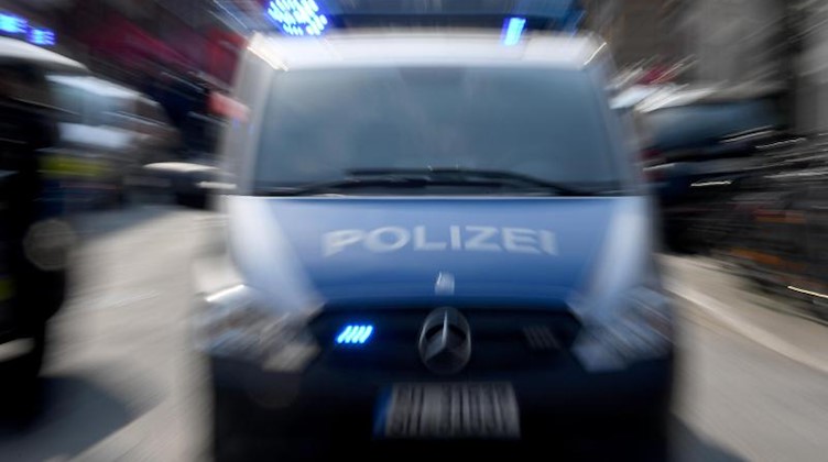 Polizeiwagen mit Blaulicht. Foto: Carsten Rehder/dpa/Symbolbild