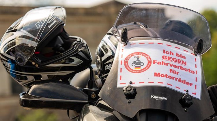 Ein geparktes Motorrad mit einem kleinen Banner gegen Fahrverbote. Foto: Daniel Schäfer/dpa-Zentralbild/dpa/Archivbild