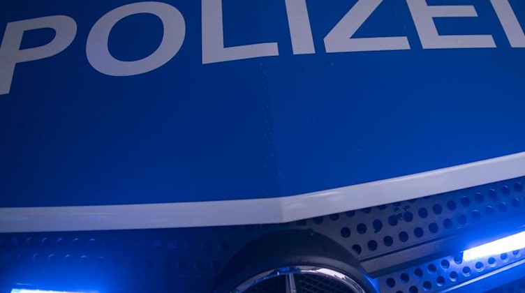Der reflektierende Schriftzug «Polizei» auf einem Streifenwagen. Foto: Jens Büttner/dpa-Zentralbild/ZB/Symbolbild