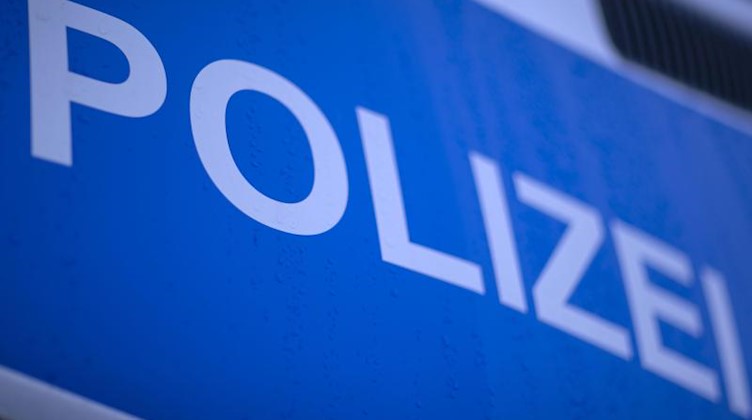 Der reflektierende Schriftzug «Polizei» auf einem Streifenwagen. Foto: Jens Büttner/dpa-Zentralbild/ZB/Symbolbild