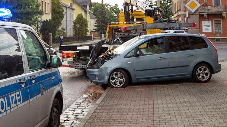 Ein beschädigtes Auto steht auf dem Rad- und Fußweg. Foto: Daniel Schäfer/dpa-Zentralbild/dpa