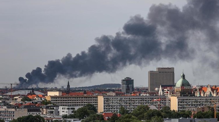 Eine riesige Rauchsäule steht über der Leipziger Innenstadt. Foto: Jan Woitas/dpa-Zentralbild/dpa