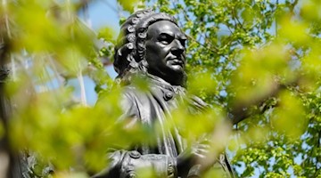 Das Bach-Denkmal am Thomaskirchhof. Foto: Sebastian Willnow/dpa-Zentralbild/dpa/Archivbild