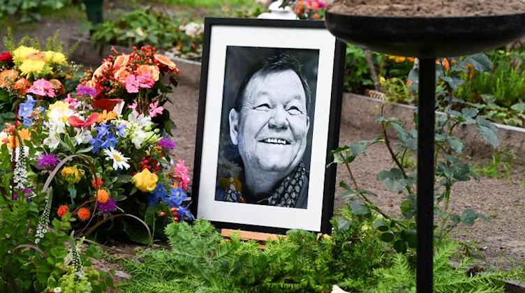 Das Grab von Schauspieler Ernst-Georg Schwill ist bei der Urnenbeisetzung mit Blumen geschmückt. Foto: Jens Kalaene/dpa-Zentralbild/dpa