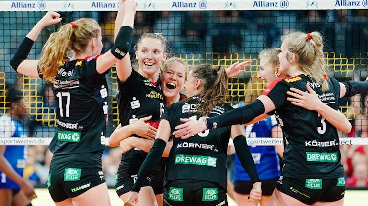 Dresdens Volleyballerinnen jubeln über einen Punktgewinn. Foto: Uwe Anspach/dpa/Archivbild