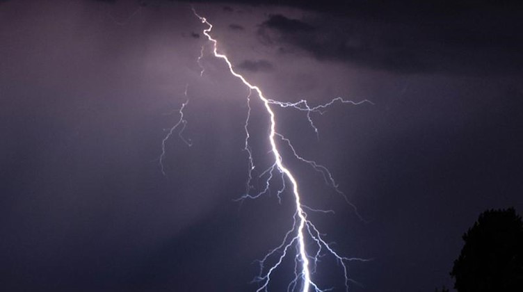 Blitze gehen während eines Gewitters nieder. Foto: Robert Michael/dpa-Zentralbild/dpa/Archiv/Symbolbild