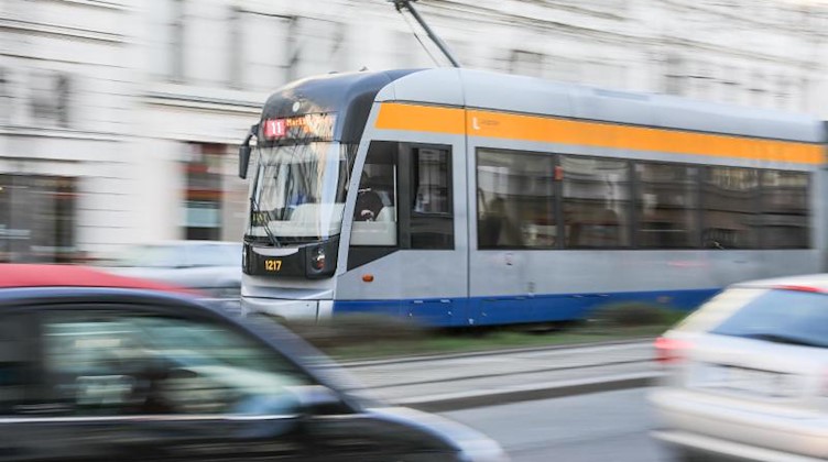 Eine Straßenbahn der Leipziger Verkehrsbetriebe (LVB) fährt durch eine Straße. Foto: Jan Woitas/dpa-Zentralbild/dpa/Symbolbild