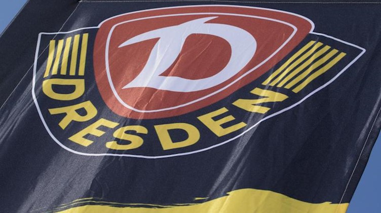 Die Flagge des Drittligisten aus Dresden. Foto: Robert Michael/dpa-Zentralbild/dpa/archiv