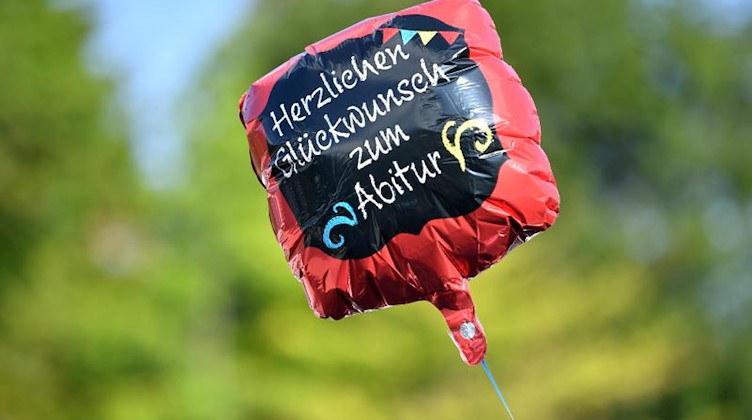 «Herzlichen Glückwunsch zum Abitur» steht auf einem Ballon. Foto: Martin Schutt/dpa-Zentralbild/dpa/Symbolbild
