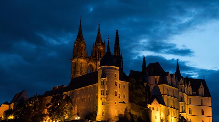 Die Albrechtsburg und die Türme des Doms ragen in den Abendhimmel. Foto: Monika Skolimowska/dpa-Zentralbild/dpa/Archivbild