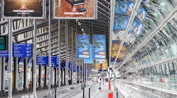 Einige wenige Passagiere gehen durch die Mall am Flughafen Leipzig/Halle. Foto: Jan Woitas/dpa-Zentralbild/dpa/Archivbild