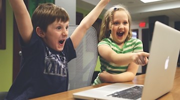 Symbolbild Kinder mit Notebook / pixabay