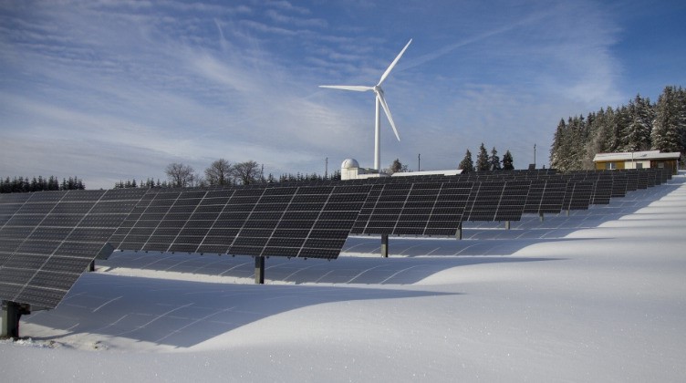 Symbolbild Erneuerbare Energien mit Solarstrom und Windkraft / pixabay