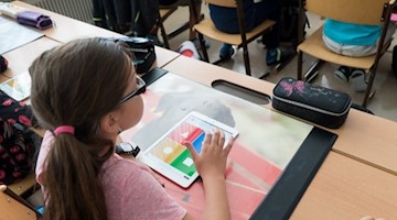 Symbolbild DigitalPakt iPad in der Schule / pixabay steveriot1