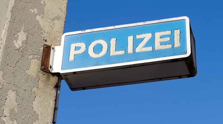 Blick auf das Hinweisschild eines Polizeireviers. Foto: Stefan Sauer/dpa-Zentralbild/dpa/Symbolbild