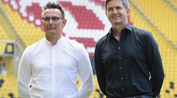 Ralf Becker (r), Sportgeschäftsführer von Dynamo Dresden, neben Finanzgeschäftsführer Michael Born. Foto: Robert Michael/dpa-Zentralbild/dpa/Archivbild