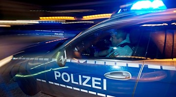 Eine Polizeistreife fährt zu einem Einsatz. Foto: Patrick Seeger/dpa/Symbolbild