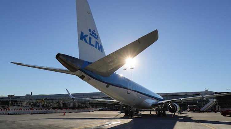 Eine Maschine der niederländischen Fluggesellschaft KLM. Foto: picture alliance / Christian Charisius/dpa/Symbolbild