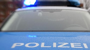 Ein Streifenwagen der Polizei mit eingeschaltetem. Foto: Carsten Rehder/dpa/Symbolbild